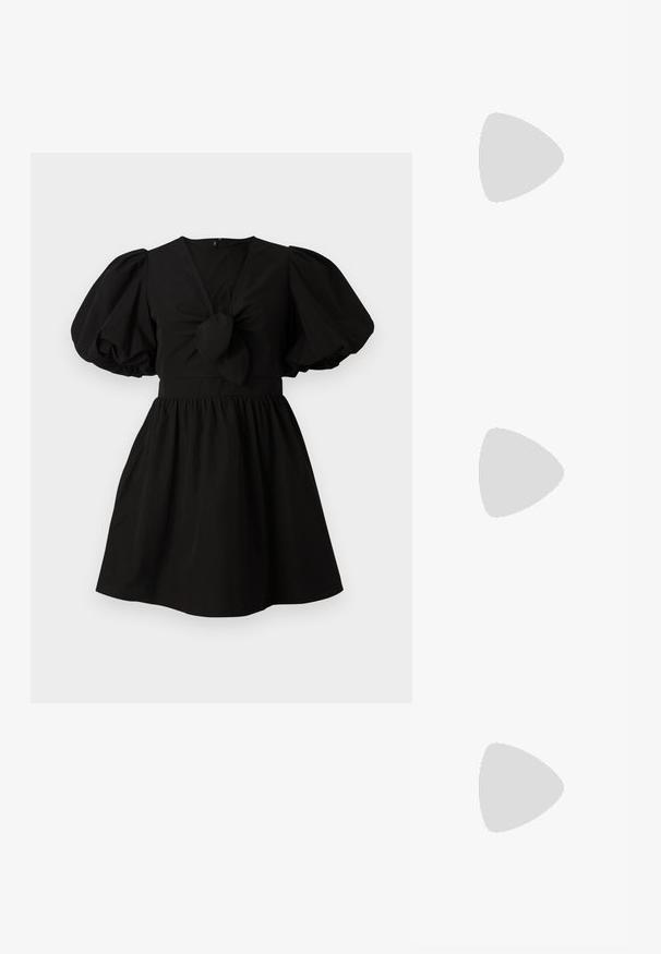 Vestido negro de mangas abullonadas con escote en V, cintura fruncida y detalle de nudo atado en la parte delantera. Confeccionado con una tela suave y ligera.; Sandalia negra sin hebillas con tiras cruzadas. Fabricada en cuero suave con una suela plana y costuras mínimas. Diseño simple de punta abierta.; Pequeño bolso negro brillante con dos asas largas y detalles de cordón lateral sobre un fondo claro liso.; Pendientes en tono dorado con forma de manos abstractas, que presentan una superficie brillante, detalles intrincados y un poste de plata y oro para un ajuste seguro.