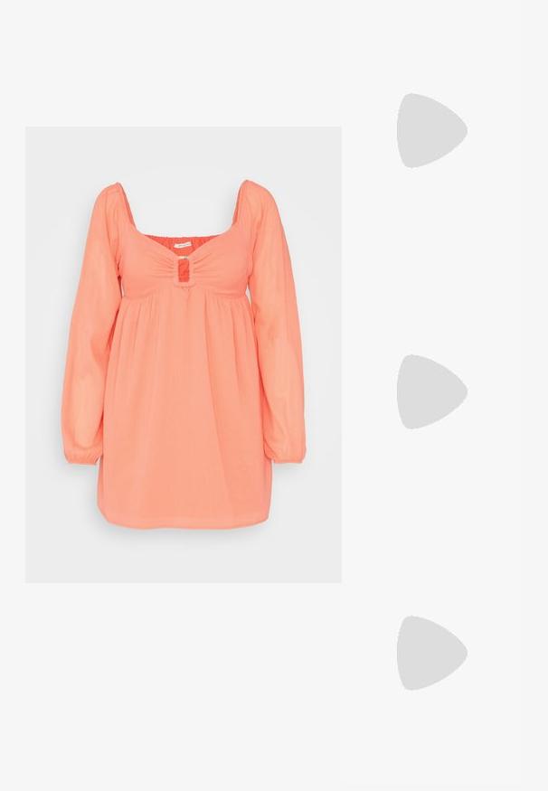 American Eagle RING FRONT BABYDOLL - Vestido informal - coral; Sandalia deslizante marrón con una tira gruesa y texturizada y una suela redondeada. Presenta un acabado suave y una parte inferior con tacos para mayor agarre.; Gafas de sol negras en forma de ojo de gato con lentes gris oscuro, marco de plástico elegante, esquinas puntiagudas y patillas rectas. Sin herrajes ni acentos visibles.; Bolsa de tote de paja trenzada con una textura natural y una forma suave y orgánica, con asas de cuero marrón para un fácil transporte.