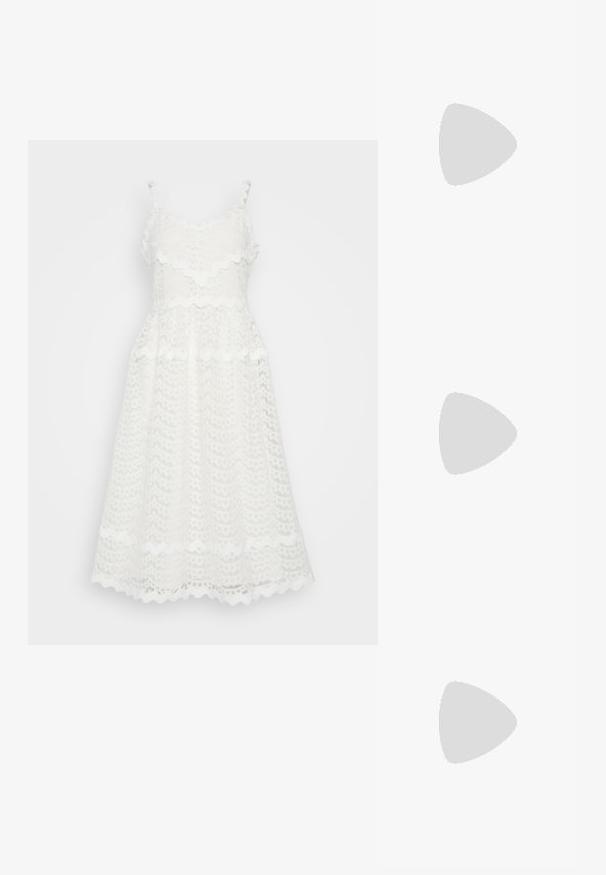 Hvid blondekjole med scalloped kanter, justerbare spaghettistropper og A-line silhuet med et tekstureret mønster.; Hvide læder slingback pumps med spids tå, mellemhøj blokhæl og justerbar rem. Glat tekstur; minimalistisk design.; Sorte og sølv håndtaske med en tekstureret overflade, der har et diamantmønster, en knyttet håndtag og en struktureret form.; Sølvøreringe med hængende kæder, prydet med flere klare ædelsten arrangeret i et lineært mønster, der giver en glitrende effekt.