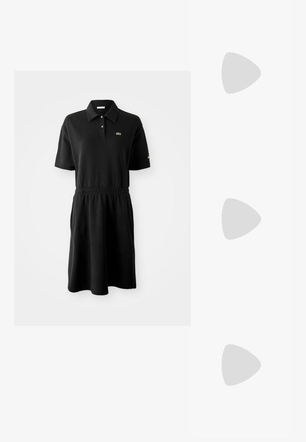 Schwarzes Polokleid mit kurzen Ärmeln, Kragen, zwei Knöpfen, elastischem Taillenbund und kleinem grünen Krokodil-Logo auf der Brust.; Schwarzer Sportschuh aus Mesh und synthetischen Materialien, mit strukturierten Akzenten, Schnürdesign und prominentem Logo an der Seite.; Schwarze Schultertasche mit verstellbarem Riemen, Reißverschluss und kleinem silbernem Krokodil-Logo vorne in der Mitte.; Paar mittelgroße glänzende silberne Hoop-Ohrringe mit dünnen Metallverschlüssen auf hellem neutralem Hintergrund.