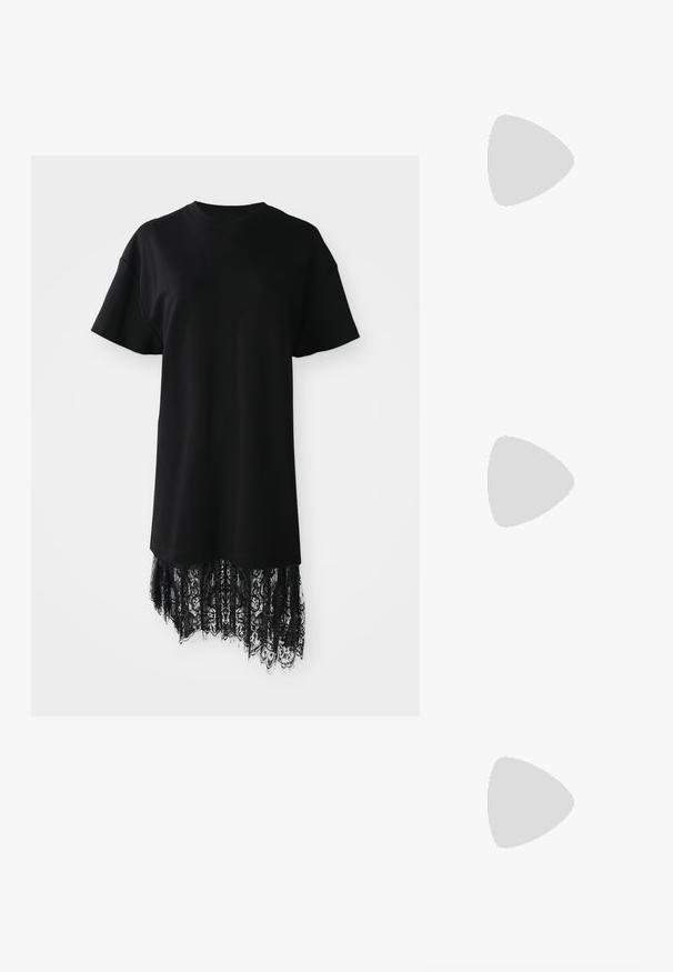 Camiseta negra de manga corta con escote redondeado, que presenta un detalle de encaje en el dobladillo para mayor textura y contraste.; Sandalia de cuero negra con correas entrelazadas y un logo redondo de MK. El tacón es de altura media, proporcionando estabilidad y un diseño elegante.; Gafas de sol ovaladas negras con montura gruesa y lentes oscuras, con pequeños acentos circulares dorados en las varillas, mostradas sobre un fondo blanco.; Bolsa tote tejida negra con forma ovalada, que presenta asas suaves y un diseño texturizado similar a una red. Etiqueta visible en el lateral.