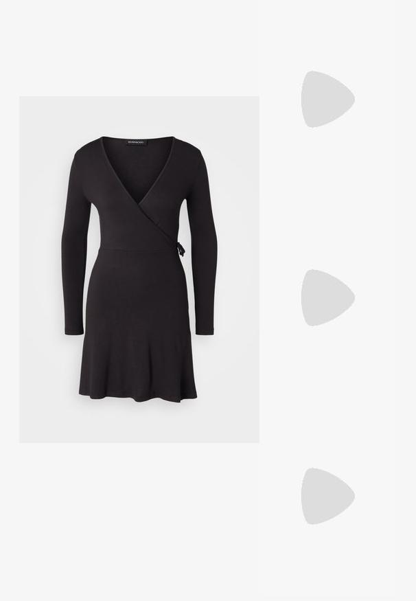 Even&Odd Petite Jerseykjole - black; Sort læder cowboystøvle med spids tå, lav stablet hæl og indviklet præget bladmønster på skaftet. Strop øverst for nem påtagning.; Sort læderhåndtaske med en triangular form, skrå klap og et rundt håndtag. Har en glat overflade og minimalistiske design detaljer.; Sølvøreringe med et minimalistisk design. Cirkulær form, glat tekstur og tynd profil. Letvægtige med en poleret overflade.