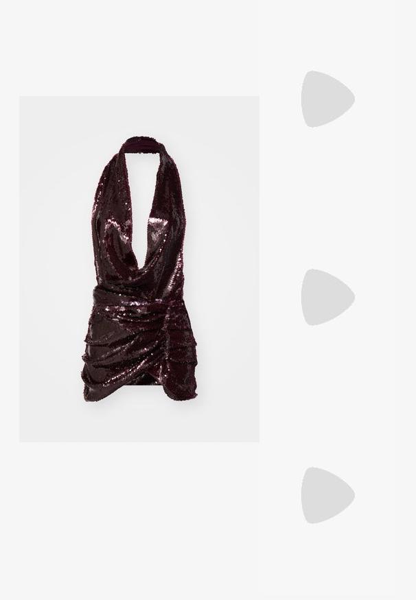 Haut halter bourgogne orné de sequins, avec un décolleté en V profond, des fronces à la taille et une texture de tissu lisse.; Even&Odd by Zalando Bottes à talons hauts - dark brown; Petit sac à main noir brillant avec deux longues anses et des détails à cordon sur les côtés sur un fond clair uni.; Boucles d’oreilles créoles en forme d’étoile argentée avec une finition lisse et polie sur un fond blanc uni.