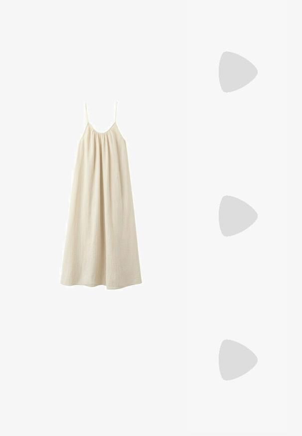 Løs, ærmeløs beige maxikjole med tynde spaghettistropper og rynket halsudskæring, lavet af let tekstureret stof.; Brun gummiflipflop sandal med tekstureret sål og mærket V-formede remme på en ensartet lys baggrund.; Brune skildpadde solbriller med en vintage katteøje-form og brune linser. Har buede arme med røde detaljer.; Beige vævet taske med to mørkebrune justerbare læderremme og en sølvspænde på den ene rem.