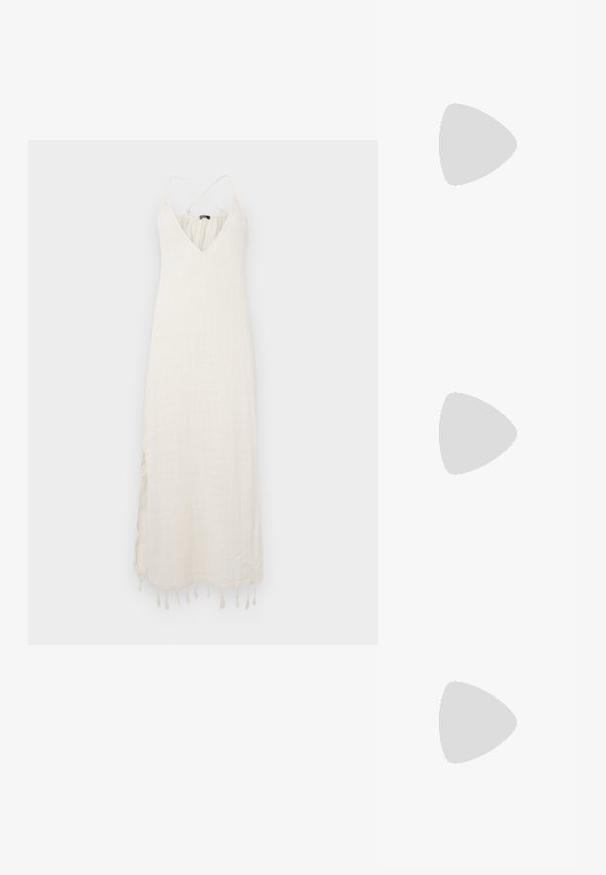 Vestido largo de un tono beige claro hecho de una tela texturizada. Presenta un escote en V profundo, finas tiras entrecruzadas y detalle de flecos a lo largo del dobladillo.; Sandalia deslizante blanca tejida con textura trenzada y cuentas decorativas, que cuenta con una plantilla suave en tono marrón y suela plana de goma.; Bolsa de tote de paja tejida con doble asa, que presenta un patrón de tejido abierto texturizado y un color beige natural, adecuada para uso casual.; Pendientes de aro de oro con una superficie texturizada e irregular. Presentan un diseño ligero y una forma circular, aptos para el uso diario.