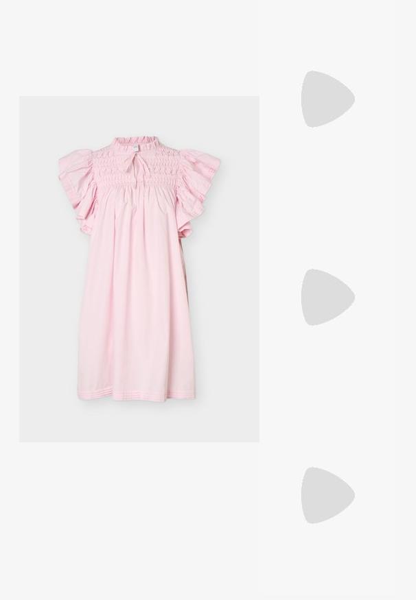 Lichtroze jurk tot op de knie met geplooid lijfje, korte mouwen met ruches en een kleine keyhole met strikje bij de hals.; Puntige slingback hakken in panterprint stof met een strikaccent, voorzien van een lage zwarte hak en een soepele textuur.; Bleekroze rechthoekige handtas met dubbele handvatten, decoratieve strik, metalen oogjes en een klein hartvormig hangertje tegen een effen achtergrond.; Kleurvolle kristallen oorbellen in hartvorm, met watervallen van edelstenen in roze, rood, blauw, groen en geel. Accentstukken van zilverkleurig metaal.