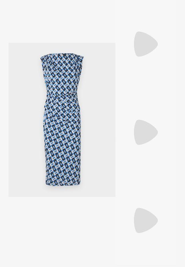 Tætsiddende, stropløs kjole i sort, blå og hvid geometrisk mønster. Glat stof med en rynket design ved taljen. Knælængde stil.; Hvide patentlæder slingback sko med spidse tæer og en geometrisk blokhæl. Indersiden har en tan indersål og minimale udskæringer på siden.; Hvide katteøje-solbriller med mørke polariserede linser og en ramme af genanvendt polycarbonat på en ensfarvet hvid baggrund.; Metallic sølv håndtaske med rektangulær form, udstyret med vandrette riller, et buet håndtag og en låsemekanisme på fronten.