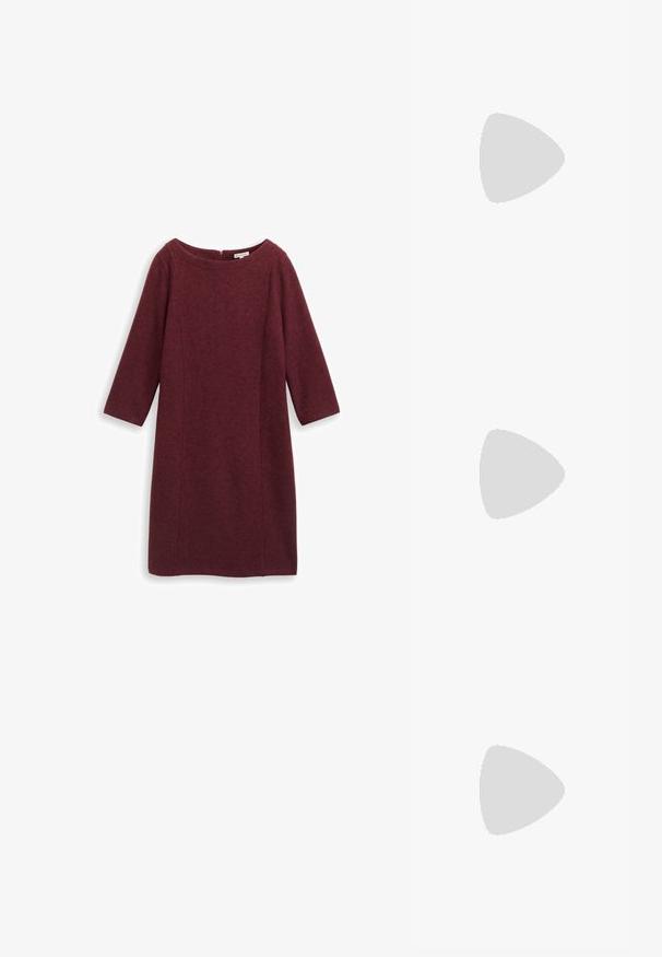 Robe tricotée bourgogne avec des manches trois-quarts, un col rond et une fermeture éclair dans le dos. Elle se distingue par un tissu texturé et une silhouette droite.; Zign by Zalando LEATHER - Bottes - bordeaux; Sac en cuir vegan bordeaux, brillant, avec une forme douce et sculpturale et une large poignée incurvée pour un transport facile.; Paired boucles d'oreilles en métal doré poli de forme irrégulière avec un centre ouvert sur un fond blanc uni.