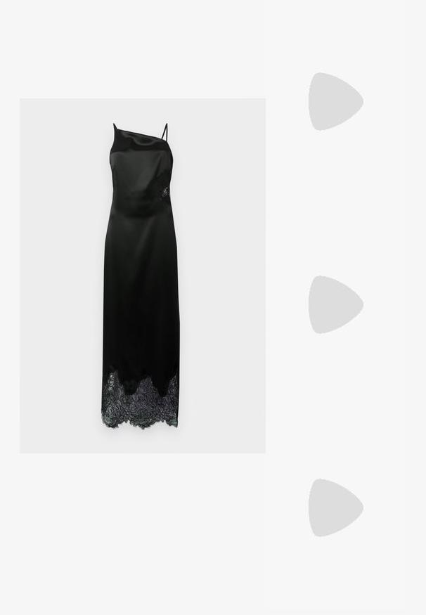 Sort satin kjole med en enkelt skulderrem, der har en scallop-lace kant og florale lace detaljer på siden. Glat tekstur hele vejen igennem.; Sorte slingback pumper med spids tå og skinnende metallisk kappe. Har en høj stilettohæl og slank ankelrem. Glat lædertekstur.; Sort rektangulær clutch lavet af glat materiale. Har en aftagelig kædestropp og en metallisk clasp på toppen. Enkel design med afrundede kanter.; Sølvfarvede øreringe med flere klare krystalgemstones i dråbe- og marquiseformer, med låse med bøjlestik og detaljeret udsmykning.