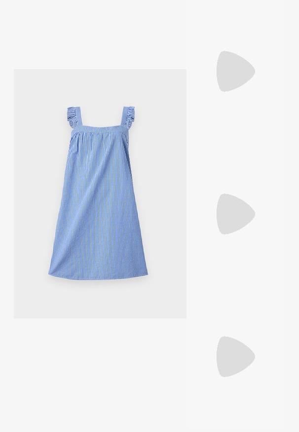 Robe sans manches à carreaux bleus et blancs avec bretelles à volants et encolure carrée, étalée à plat sur un fond clair.; Mules beige à bout ouvert avec une tige courbée, en cuir lisse, et un talon bloc de hauteur intermédiaire avec un accent de base contrastant.; Pochette rectangulaire crème avec bordure et poignée noires, ornée d'un petit logo "cK" argenté au centre devant.; Collier délicat en chaîne d'or avec un pendentif unique en forme de lettre majuscule "A" et une petite fermeture.