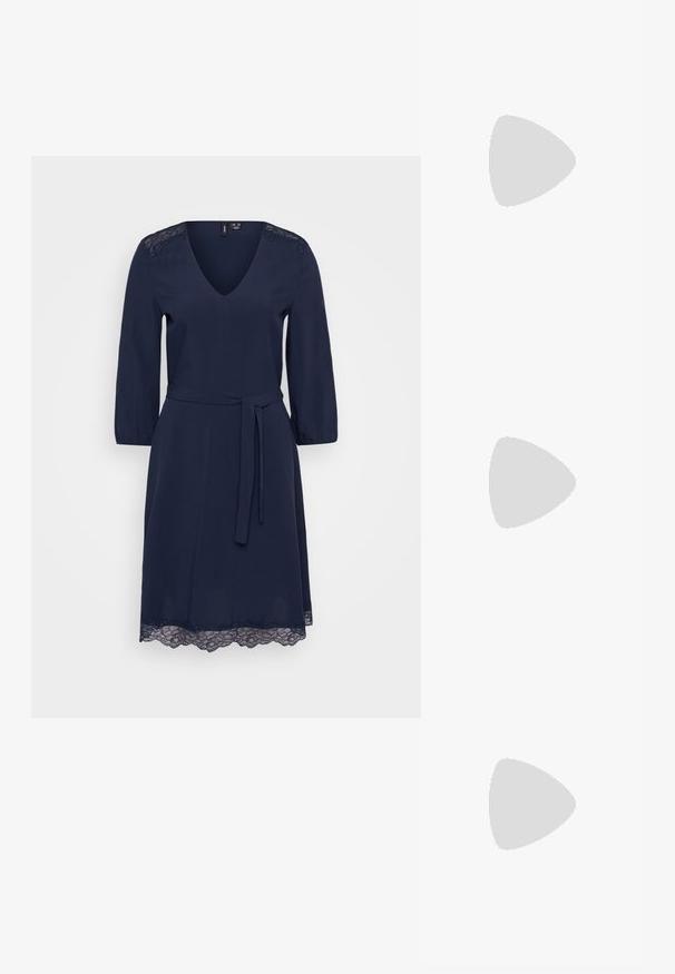 Navy Blaues Kleid mit V-Ausschnitt, Dreiviertelärmeln und tailliertem Gürtel. Mit Spitzenakzenten an den Schultern und einem Spitzenbesatz am Saum.; Schwarzer Slingback-Schuh aus Lackleder mit spitzer Kappe, niedrigem Blockabsatz und silberfarbenem Schmuckdetail vorne.; ALDO FELISIA - Handtasche - silver-coloured; Silberner Doppelring mit einer glatten, polierten Oberfläche. Verfügt über ein fließendes, kurviges Design mit überlappenden Abschnitten für einen modernen Look.