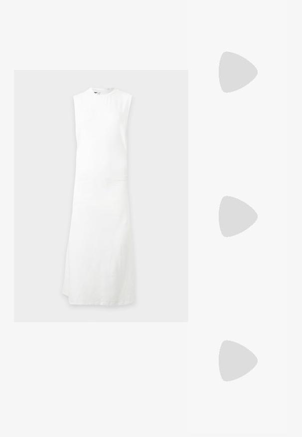 Ärmelloses weißes Midikleid mit geradem Schnitt und rundem Ausschnitt, dargestellt vor schlichtem hellgrauem Hintergrund.; Schwarze Flip-Flops mit einer weich strukturierten Gummisohle und eleganten synthetischen Riemen. Das Design umfasst minimale Hardware und ein niedriges Profil.; Schwarze Sonnenbrille mit einem eleganten rechteckigen Rahmen und blauen Gläsern. Besitzt eine glatte Oberfläche und robuste Scharniere. Markenlogo an der Seite.; Schwarze Lederhandtasche mit gerafftem oberen Teil, kurzen Doppelgriffen und einer gebundenen Kordelverschluss vorne in der Mitte vor weißem Hintergrund.