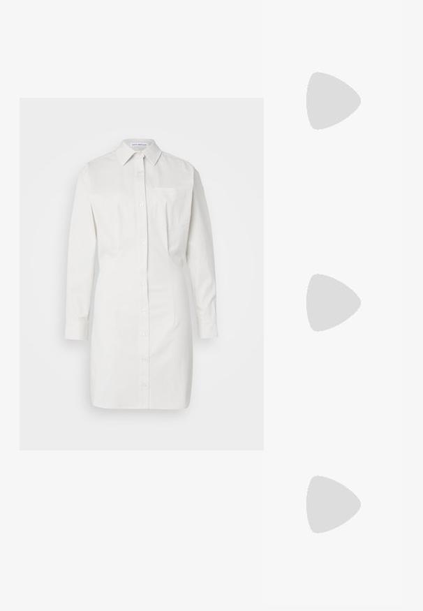 Good American STRETCH SHIRT DRESS - Vestido camisero - white; Mule de charol beige de tacón alto con punta abierta, diseño de tira curvada y tacón de aguja, que presenta un sutil detalle en dorado.; Bolso de hombro color crema con patrón tejido, cremallera dorada, correa negra ajustable y pequeño logotipo metálico triangular en la parte delantera.; Pendientes de aro plateados con un diseño minimalista. Forma circular, textura suave y perfil delgado. Livianos con un acabado pulido.
