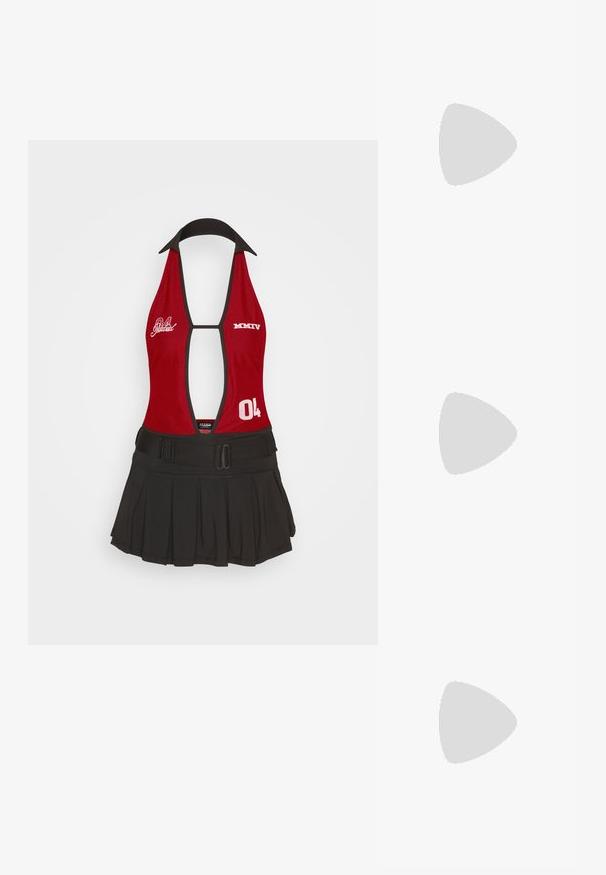 Jaded London SPORTY MINI TENNIS DRESS WITH SCREEN PRINT PLACEMENTS & BELT DETAIL - Denné šaty - rot; Čierne robustné tenisky s hladkým koženým povrchom, viazaním vpredu, pohodlnou podrážkou a embosovaným logom na boku. Viditeľná textúrovaná podrážka.; Čierne slnečné okuliare v štýle mačacích očí s matným povrchom, so šedými tónovanými sklami, ostrými hranami a elegantnými bokovými ramenami. Názov značky je viditeľný na vnútornom ramene.; Strieborné kruhové náušnice s minimalistickým dizajnom. Cirkulárny tvar, hladký povrch a tenký profil. Ľahké s lesklým povrchom.