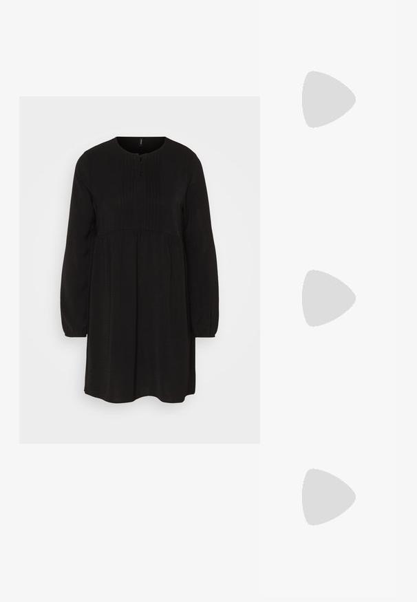 Vero Moda VMALVA PLEET DRESS - Jurk - black; Beige suède enkellaars met een platformzool, vetersluiting aan de voorkant en een zijrits. Heeft stikdetails en een gestructureerde zool.; Zwarte synthetische leren handtas met een gebogen ontwerp, een ritsvak aan de voorkant en decoratieve hardware, inclusief een afneembare ronde muntenpouch.; Zilveren ketting met een hartvormige heldere edelsteen in het midden, met ovale schakels en een veilige karabijnsluiting.