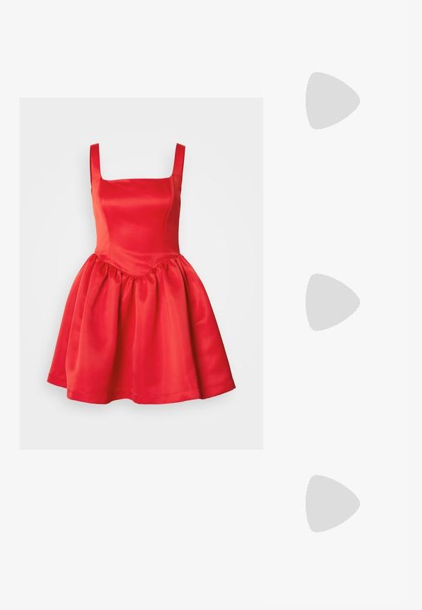 Robe en satin rouge avec un décolleté carré, corsage ajusté et jupe évasée froncée. Texture lisse et sans embellissements visibles.; Mule rouge à bout ouvert avec un petit talon kitten bas et une finition lisse, présentée de côté sur fond blanc.; Lunettes de soleil ovales noires avec des branches fines et des verres teintés rouges posées sur une surface blanche.; Sac à main en cuir rouge en forme de cœur, design froncé, fermeture éclair argentée et grand logo métallique en avant.