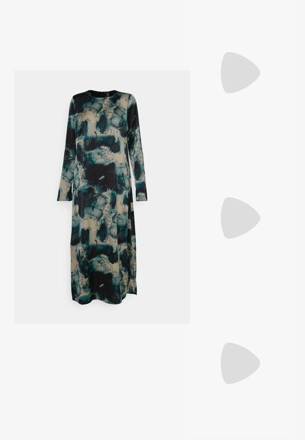 Langærmet kjole i et flydende stof med et abstrakt mønster i sort og teal samt beige nuancer. Rund halsudskæring og sideslids.; Mørkebrune læder cowboystøvler til knæene med spidse tæer, dekorativ syning og skrå blokhæle, båret af en person.; Hvid taske i faux læder med en struktureret trekantet form, enkelt justerbart skulderstrop og en flaplås med kurver.; Sølv hoop-øreringe med en poleret finish, der har en cirkulær form og en hængslet lukning. Glat tekstur med minimal detaljering.