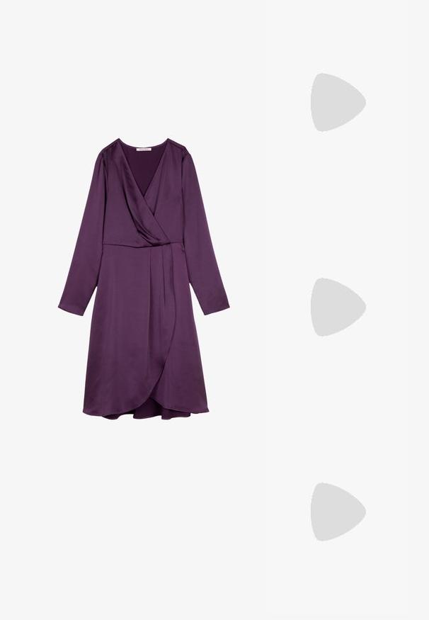 Anna Field by Zalando Hverdagskjole - purple; Anna Field by Zalando Højhælede støvler - red; Læder clutch i mørk burgundy med en kuvertdesign. Har en guldkædebærer, glat overflade og en spids flaplukning.; Sæt af fem guldøreringe med forskellige designs: snoede, ribbede og glatte overflader i hoop- og halvmåneformer.