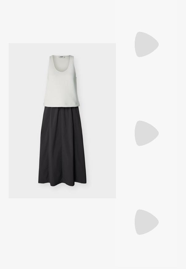 Ärmelloses weißes Tanktop mit Rundhalsausschnitt, kombiniert mit einem hoch taillierten, langen schwarzen Rock mit leichten Falten.; Schwarze Sandale mit Riemchen, quadratischer Zehenform und niedrigem Blockabsatz. Verfügt über mehrere dünne Riemen und einen verstellbaren Knöchelriemen. Hergestellt aus glattem Leder.; Schwarze Leder-Schultertasche mit runder Form, Reißverschlusstasche auf der Vorderseite und zwei seitlichen Taschen. Verfügt über einen einzelnen verstellbaren Gurt.; Silberne Metallcreolen mit glatter, leicht gebogener Oberfläche und Klappverschluss vor schlicht weißem Hintergrund.