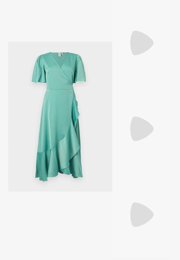 Ein türkisfarbenes Satinkleid mit Wickeldesign, kurzen Puffärmeln und einem fließenden asymmetrischen Saum. Glatte Textur mit V-Ausschnitt.; Silberne Sandalen mit klaren Riemen und floralem Schmuck. Sie haben ein elegantes Design und eine glänzende Oberfläche, die sich für formelle Anlässe eignet.; Clutch aus goldfarbenem Stoff mit plisierter Textur, silbernem Rahmen und großem Perlenverschluss mit kleineren Perlen am Rand.; Weiße Perlenohrringe mit einem glatten, kugelförmigen Design. Jede Perle hat eine glänzende Oberfläche und subtilen Schimmer.