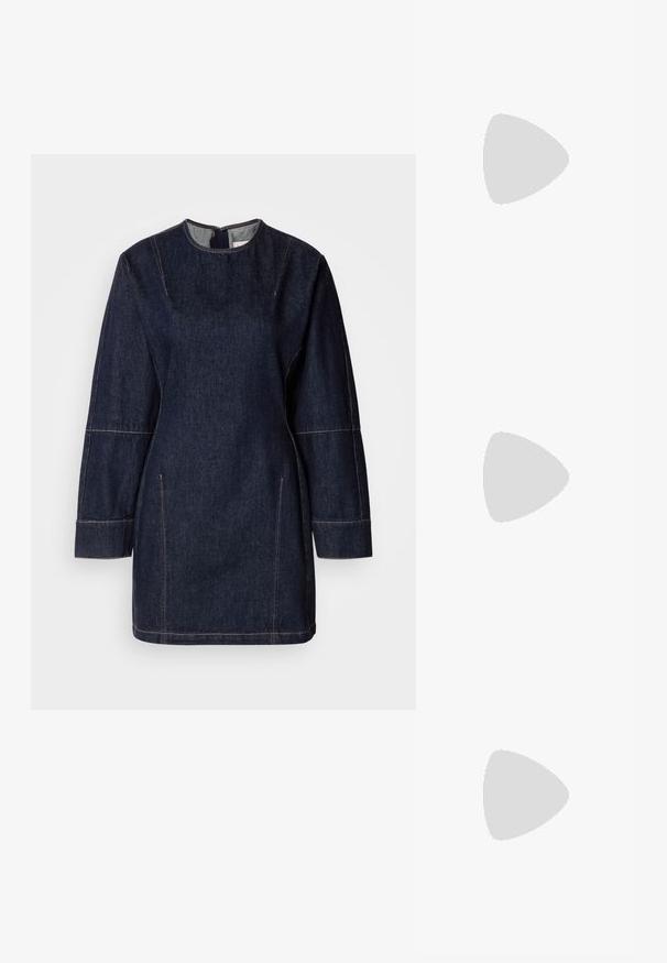 Dunkelblauses Denim-Tunika-Kleid mit Rundhalsausschnitt, langen Ärmeln und sichtbaren Nähten. Es verfügt über seitliche Taschen und eine gerade Silhouette.; Hohe schwarze Lederstiefel mit spitzen Zehen, Blockabsätzen und seitlichen Reißverschlüssen, getragen an Beinen vor hellem Hintergrund.; Schwarze Lederhandtasche mit doppelten oberen Griffen und einem abnehmbaren Schultergurt. Verfügt über einen Reißverschluss und ein dezentes Logo auf der Vorderseite.; Calvin Klein SPIRAL - Armband - silver-coloured