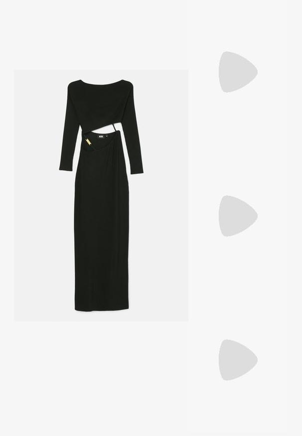 GCDS BLING LONG DRESS - Robe longue - black; Chaussure plate en cuir noir avec un bout arrondi et un design froncé le long de l'ouverture. Présente un détail discret en métal argenté sur le devant.; Grand sac fourre-tout argenté de forme triangulaire avec une texture en cuir souple, debout verticalement avec une poignée supérieure visible sur un fond uni.; Boucles d'oreilles en argent en forme de créoles avec une finition incurvée et brillante, et un design sans couture. Équipées d'une fermeture à charnière pour un port sécurisé.