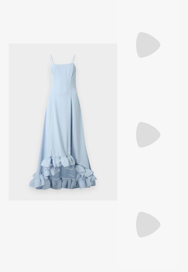 Lyseblå maxikjole uden ærmer med tynde stropper og flæsedetalje ved kanten på ensfarvet baggrund.; Sorte læder slingback sko med spidse tæer, flad hæl og buet udskæringsdesign. Glat overflade og minimalistisk stil.; Sølvmetallic håndtaske med en trekantet form, glat overflade og en tynd, justerbar skulderrem. Har et fold-over design med syninger.; Sølvøreringe med en organisk, abstrakt form. Glat, skinnende overflade med et tilspidset design. Har subtile kurver og en centrallinje detalje.