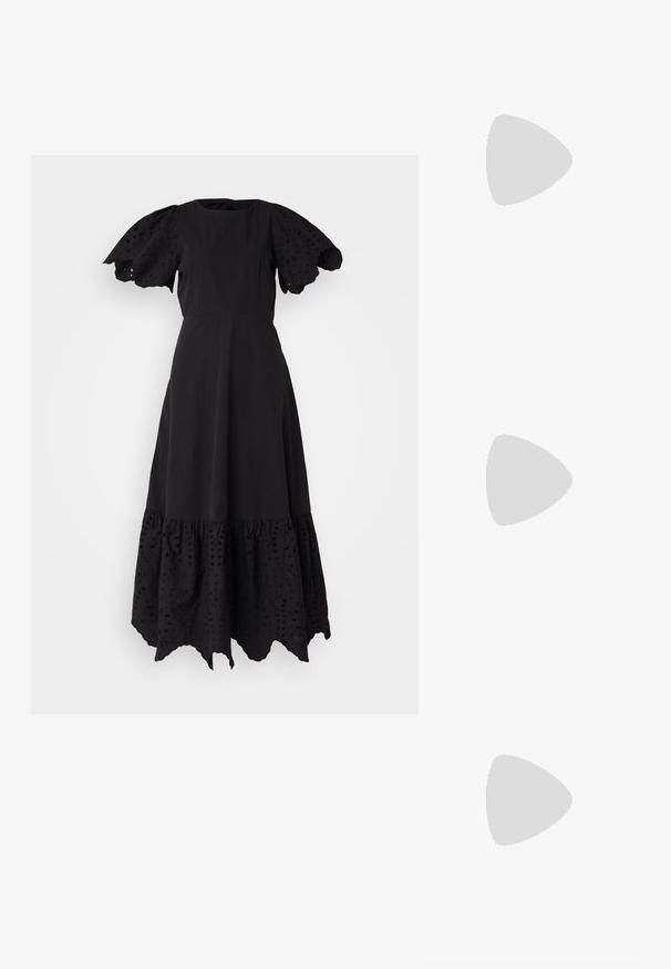 Schwarzes Kleid mit kurzen Puffärmeln, tailliertem Oberteil und einer gestuften Rüsche am Saum mit texturierten Details, aus Baumwollstoff gefertigt.; Schwarze Lederflats mit spitzem Zeh, Knöchelriemen und Schnallen-Detail. Verfügt über einen kleinen, niedrigen Absatz und ein offenes Seitendesign.; Schwarze Lederschultertasche mit einer geschwungenen Klappe, die durch einen runden Metallverschluss gesichert ist, und einem schlanken, verstellbaren Riemen.; Silberne Creolen mit einem Kreuz- und Herz-Anhänger. Glatte, glänzende Textur mit polierter Oberfläche. Jeder Anhänger hängt an einem sicheren Ring.