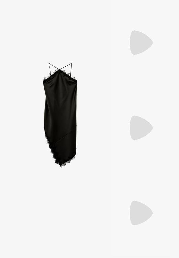 Vestido de satén negro con tirantes dobles finos, ribete de encaje a lo largo del escote y dobladillo asimétrico.; Zapato de salón de ante negro con tacón alto, punta puntiaguda y textura suave, con un tacón delgado y costuras sutiles a lo largo de los bordes.; Clutch negro de forma rectangular, decorado con varios strass en un patrón floral, con una cadena plateada para llevar.; Pendientes en tono dorado con forma de símbolo de infinito estilizado, adornados con cristales transparentes de corte redondo a lo largo de los bordes. Cierre a presión.