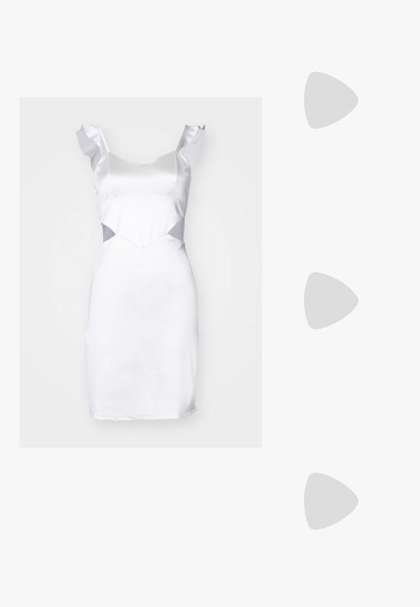 Robe en satin blanc avec des bretelles à volants, corsage ajusté et découpes sur les côtés. Texture lisse et longueur au-dessus des genoux.; Sandale blanche à talon à bout ouvert avec des pois noirs et des fines brides croisées sur un talon aiguille noir.; Sac à main plissé jaune en simili cuir lisse, arborant une forme douce avec une bandoulière unique et un design froncé sur le dessus.; Une paire de boucles d'oreilles en croissant argenté poli avec des supports en plastique transparent sur une surface blanche.