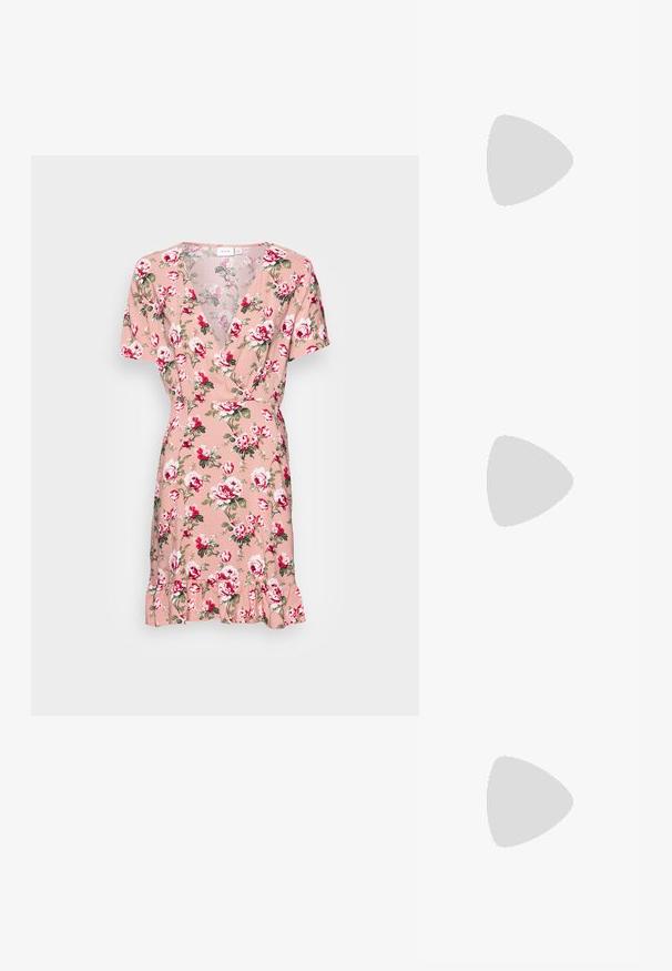 Robe fleurie avec un décolleté en V profond, des manches courtes et un ourlet volé, en tissu rose orné de roses rouges et blanches et de feuilles vertes.; Mule noire à bout ouvert avec un talon haut et fin, posée sur de l'asphalte près d'un mur carrelé de beige, avec un texte imprimé sur la semelle intérieure indiquant la marque et le matériau vegan.; Lunettes de soleil transparentes roses avec des verres ovales, teintés d'un rouge foncé, et des branches fines, présentant une finition lisse et des détails subtils sur la monture.; Sac à main en cuir noir de forme triangulaire, avec un rabat incliné et une poignée supérieure arrondie. Il présente une texture lisse et des détails de design minimalistes.