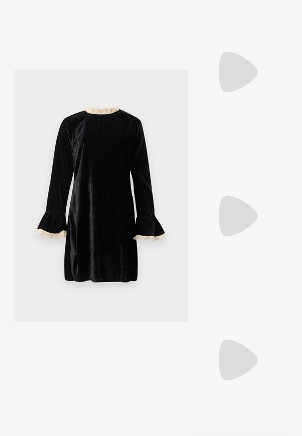 Zwarte fluwelen jurk met lange mouwen, wijde manchetten met crèmekleurige kanten afwerking, en een ronde halslijn. Soepele textuur met een knie-lange zoom.; Zwarte teenslippers met een minimalistisch ontwerp, voorzien van dunne banden en een platte zool. Het materiaal lijkt op plastic met een gladde textuur.; Crèmekleurige vierkante sjaal met een zwart abstract lusvormig randontwerp.; Klein hangend tasje in de vorm van een ijsje hoorntje, gemaakt van beige en bruine kralen met kleurrijke kraalaccenten, aan een dun gedraaid koord.
