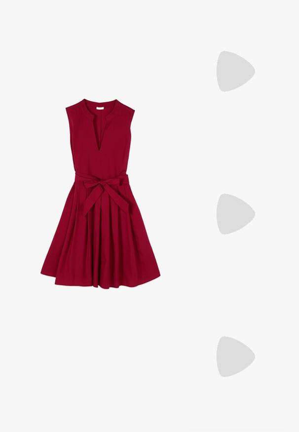Vestido sin mangas de color burdeos con escote en V, cintura ajustada atada con un lazo y falda plisada en línea A.; Zapatos de tacón slingback de charol burdeos con punta afilada, alto tacón de aguja y una textura suave y elegante. Detalle de correa ajustable.; Pequeño bolso rectangular de cuero marrón oscuro con una correa de cadena de tono dorado y un cierre dorado en la parte delantera.; Otiumberg ROSCIDA HEART HOOPS - Pendientes - silver-coloured