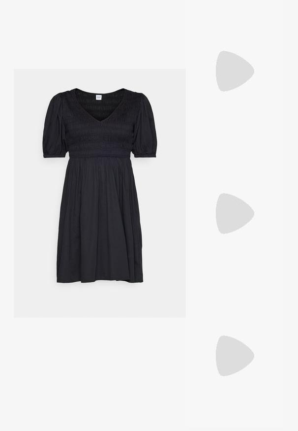 GAP SMOCKED PUFF MINI DRESS - Hverdagskjole - black; Sorte ruskind balletflade med spids tå, der har en dekorativ rem prydet med hvide perler og en lav hæl.; Pieces PCALUANA SHOULDER BAG - Håndtasker - black; Sølv hoop øreringe med et kors og hjerte charm. Glat, skinnende tekstur med en poleret finish. Hver charm hænger fra en sikker løkke.