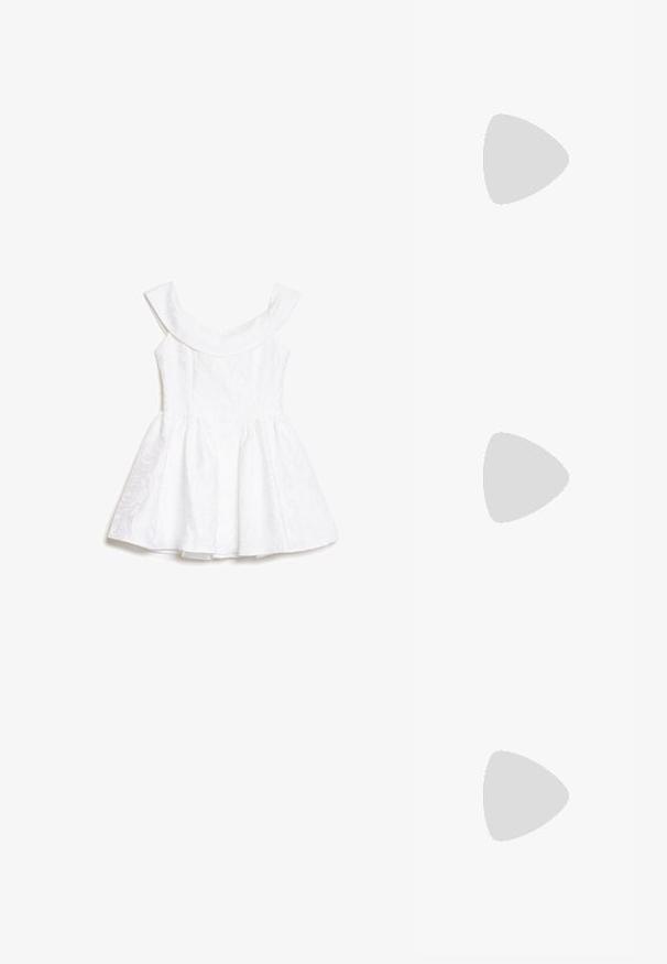 Hvid ærmeløs kjole med off-shoulder halsudskæring og subtil blomsterstruktur, udvidet nederdel og tætsiddende overdel.; Hvide læder cowboy støvler med spids tå, broderet blomsterdesign og stablet træhæl. Har en trækklap for nem påklædning.; Sølvmetal ovale briller med klare linser, prydet med dekorative sideaccenter og sorte spidser på stængerne for bedre greb og komfort.; Hvid læder håndtaske med en buet form, udsmykket med små hvide nitter langs håndtaget. Har en lang rem og prægede logo foran.