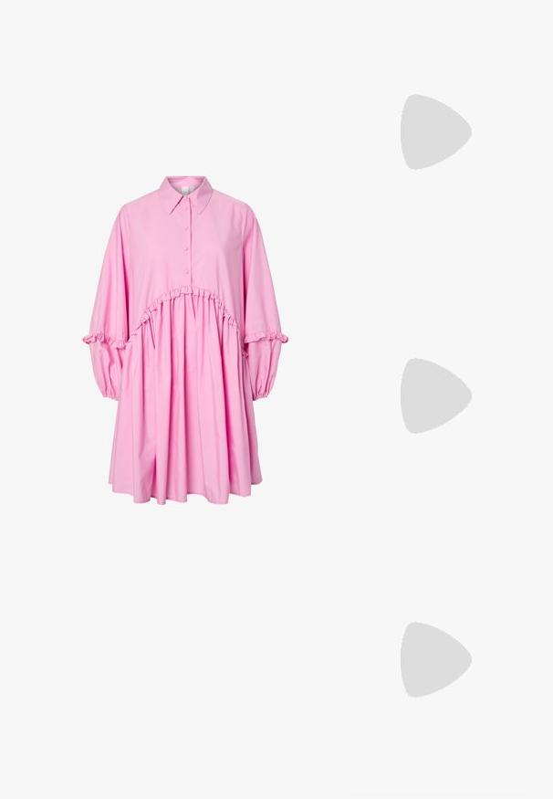 Rosa Langarmkleid mit Kragen, Knopfleiste, gerafftem Bund und Rüschendetails an Ärmeln und Taille.; Rosa Lackleder-Sandaletten mit Absatz, rechteckiger Zehenpartie, schmalen Riemen und geometrischem Blockabsatz. Mit einer Schnallenverzierung am Riemen.; Rosa, gepolsterte Handtasche mit abgerundeter Form, aus glänzendem Material gefertigt. Verfügt über einen gerafften Griff und einen Reißverschluss für sicheren Zugang.; Goldene Creolen mit einem strukturierten Design und kleinen, runden Perlen entlang der äußeren Kante. Leicht und mit sicherem Verschluss.