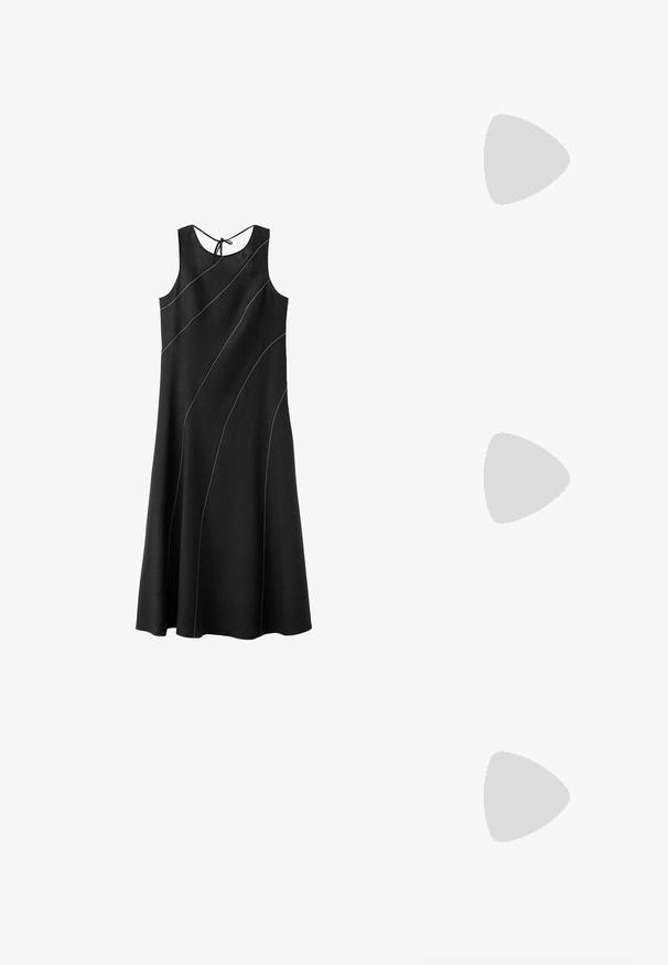 Vestido midi negro sin mangas con patrones curvos de costuras blancas y cierre con lazo en la parte posterior del escote.; Chancla negra de goma con suela texturizada y correa en forma de Y, mostrada en vista lateral sobre un fondo liso y claro.; Gafas de sol rectangulares negras con lentes oscuros. Presentan un marco de plástico liso y la marca "vogue" en las patillas.; Bolsa tote negra tejida con dos asas trenzadas, forma rectangular y patrón texturizado, mostrada sobre un fondo blanco liso.
