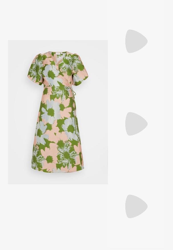 Blomster indpakningskjole i pink, grønne og lyseblå nuancer. Korte puffærmer, v-hals og et bånd i taljen. Glat stofstruktur.; Nude patentlæder højhælede sandaler med en tynd ankelrem og rund spænde, åben tå design og en slank stiletto hæl.; Sølv clutch taske med en tekstureret overflade af små, skinnende perler. Har en kuvertform og en trekantet flaplukning.; Guldtonede øreringe med ujævnt formede hvide perler med en glat overflade, fastgjort med en wire-krog.