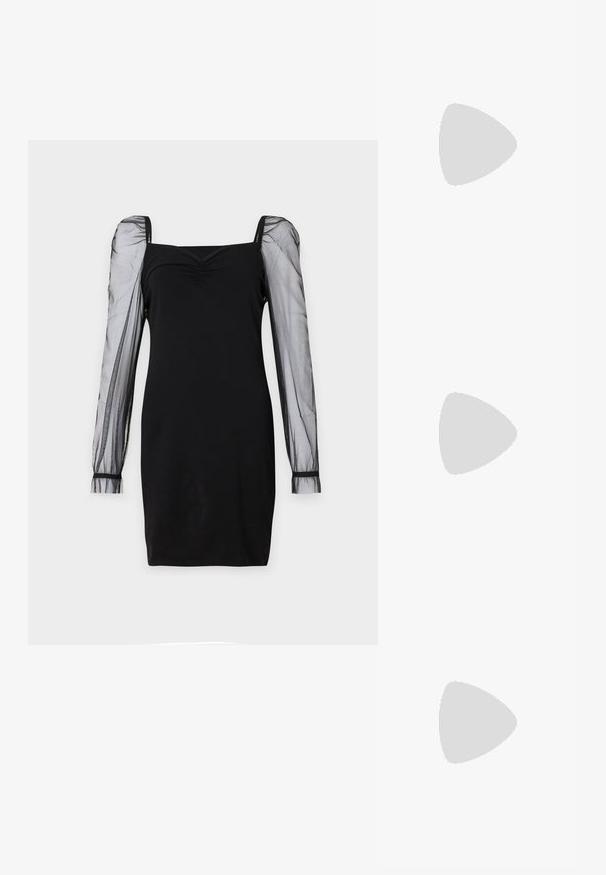 Schwarzes Kleid mit quadratischem Ausschnitt, tailliertem Oberteil und durchsichtigen langen Puffärmeln mit Bündchen. Glatte Textur mit schicker Silhouette.; Schwarze High-Heels-Sandalen mit schlankem Knöchelriemen und zwei vorderen Riemen. Aus glattem Leder gefertigt, mit einer eleganten spitzen Zehenform und einem Stiletto-Absatz.; Kleine schwarze glänzende Handtasche mit zwei langen Griffen und seitlichen Kordelzug-Details vor einfachem hellem Hintergrund.; Silberne Metallcreolen mit glatter, leicht gebogener Oberfläche und Klappverschluss vor schlicht weißem Hintergrund.
