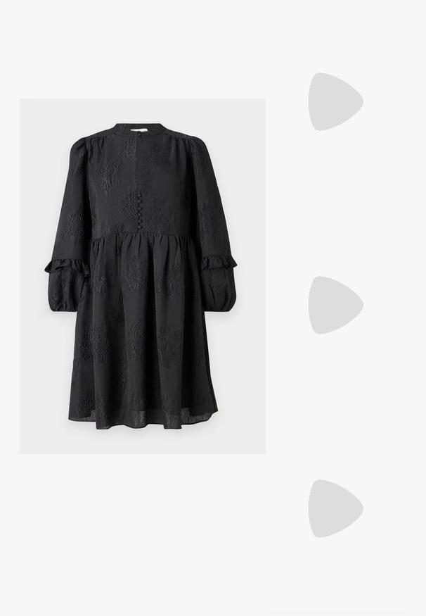 Hofmann Copenhagen ERLA - Hverdagskjole - black; Sort læder højhælet sko med spids tå, åbne sider og en tynd ankelrem med en lille guld detalje.; Sort læderclutch med en samlet tekstur, metal lukning og diskret præget logo på forsiden. Rundet form.; Par af skinnende sølv store øreringe med lukning på bagsiden mod en ensfarvet hvid baggrund.