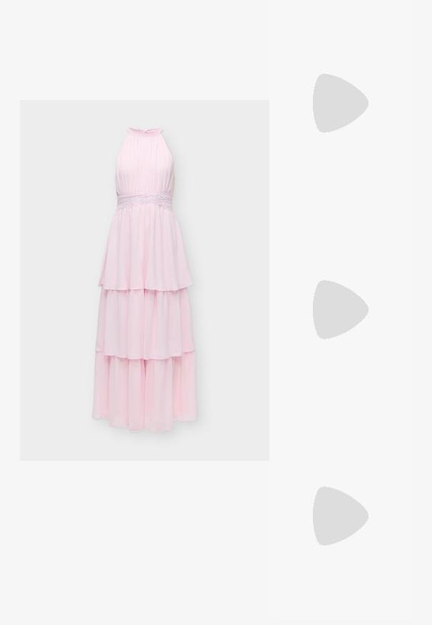 Robe longue rose clair sans manches à étages avec col montant et détail de ceinture en dentelle, présentée sur fond blanc uni.; Escarpin femme en cuir verni noir à talon haut, bout pointu et talon fin sur fond blanc uni.; Sac noir en matériau texturé et brillant avec une poignée circulaire torsadée et une fermeture éclair. Présente un design doux et froissé.; Paire de boucles d'oreilles anneaux en argent poli avec un design de barre incurvée superposée sur un fond clair uni.