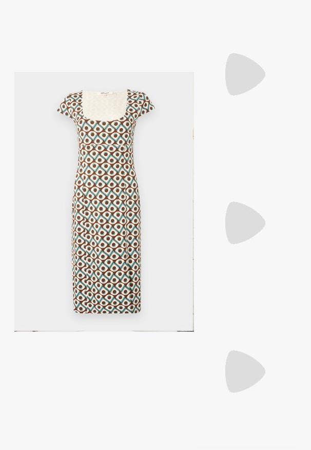 Figursyet knælængde kjole med korte ærmer, firkantet udskæring og geometrisk mønster af brune, hvide og blågrønne diamantformer og cirkler.; Steve Madden CYPRESS - Plateaustøvler - off white; Katteøje solbriller med en blank sort ramme, grå gradientlinser og detaljering i guldtoner ved stængerne. Blød, glat tekstur.; Sorte patentlæder håndtaske med et struktureret design, der har et top håndtag, guld hardware detaljer og en lille frontklap.