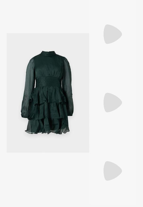 Σκούρο πράσινο φόρεμα chiffon με ψηλό λαιμό, διάφανες μακριές μανίκες, εφαρμοστή μέση και φουσκωτή φούστα με ιριδίζοντα στρώματα.; Μαύρες δερμάτινες μπότες μέχρι το γόνατο με χαλαρή σχεδίαση, μυτερή μύτη και χοντρό τακούνι, με λείο υλικό και ελάχιστες ραφές.; Μαύρη ορθογώνια τσάντα ώμου με έναν ρυθμιζόμενο ιμάντα και κλείσιμο με φερμουάρ στην κορυφή σε μονόχρωμο φόντο.; Ασημένια μεταλλικά σκουλαρίκια κρίκοι με λεία, ελαφρώς κυρτή επιφάνεια και κλειδαριά τύπου latch-back σε απλό λευκό φόντο.