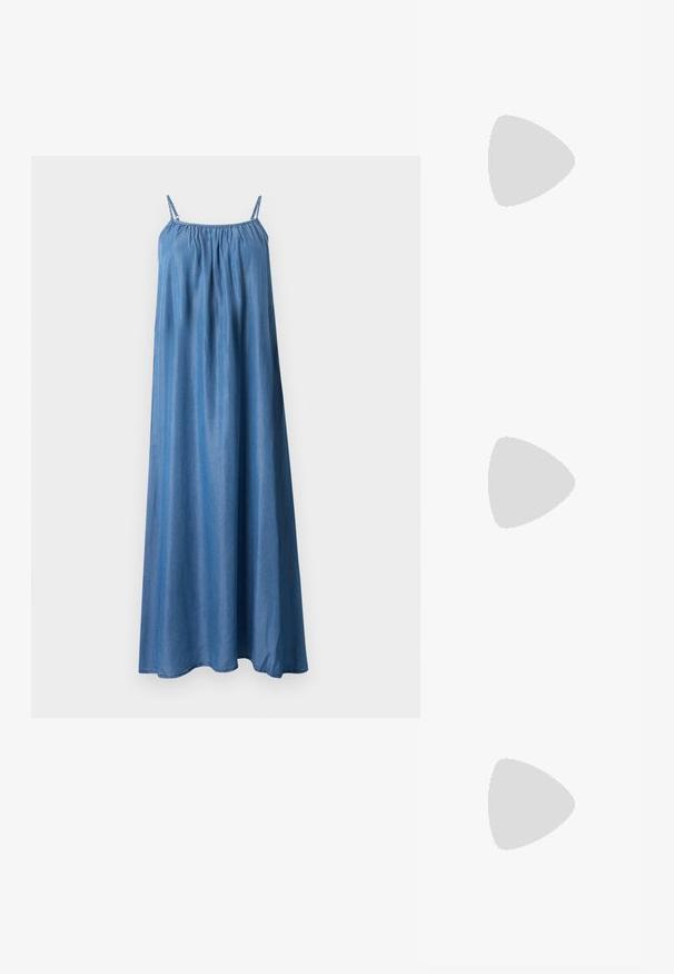 Robe maxi bleu sans manches avec fines bretelles, encolure froncée et tissu fluide et ample.; Tongs en cuir marron avec une fine bride et une épaisse semelle. Le design présente une texture lisse et un léger éclat, offrant un look minimaliste.; Sac à main en cuir verni marron de forme rectangulaire, avec deux longues poignées et des accents courbés subtils à l'avant.; Boucles d'oreilles en résine transparente sculptées en formes florales abstraites, avec des surfaces lisses, des courbes délicates et une finition brillante.