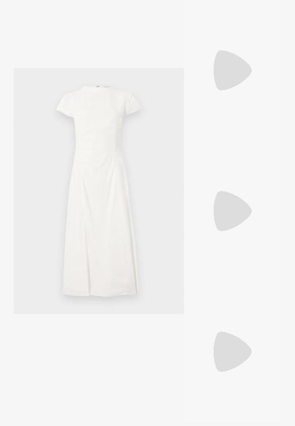 Robe midi blanche à manches courtes avec un col montant et une taille cintrée, présentant une fente avant subtile sur un fond uni.; Chaussure à talon haut en cuir noir avec bout pointu et capuchon argenté métallique. Présente une finition lisse et un talon fin de 10 cm.; Sac à main en cuir blanc avec bandoulière noire amovible, poche zippée frontale et petite poche avec fermeture à fermoir argenté et détail chaîne.; Paire de boucles d'oreilles en métal argenté en forme de lettre M angulaire avec des tiges arrondies sur fond blanc.