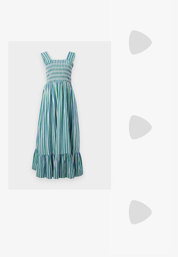 Gestreiftes Midikleid mit gerafftem Oberteil. Es hat grüne, blaue und lila vertikale Streifen, dicke Träger und einen gerüschten Saum.; Goldfarbener offener Mule-Schuh mit niedrigem Kittenabsatz und geknotetem Design auf weißem Hintergrund.; Rechteckige Tasche mit gelbem und schwarzem Blumenmuster und geflochtenem gelb-pinkem Griff auf weißem Hintergrund.; Ohrringe aus Gold und Silber mit einer runden Diskusbasis und einem ovalen Oberteil, glatte Textur und polierte Oberfläche.