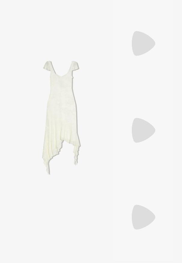 Robe en dentelle florale ivoire clair avec manches volantées, encolure en V, corsage ajusté et ourlet asymétrique à volant.; Sandale à glissière en daim marron avec des détails en franges. Présente une sangle à boucle et des lacets décoratifs en perles de différentes couleurs. Semelle en caoutchouc.; Lunettes de soleil ovales beige avec des montures épaisses et des verres foncés, avec de petits points décoratifs près des charnières.; Sac à main noir et argent avec une surface texturée affichant un motif en diamant, une anse nouée et une forme structurée.