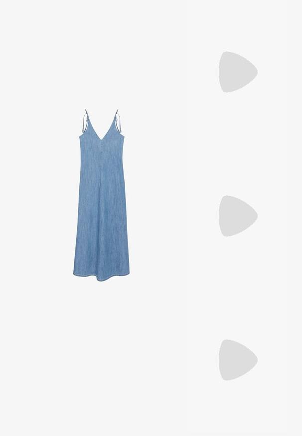 Robe sans manches en jean bleu clair avec fines bretelles réglables et un décolleté en V, s'évasant jusqu'à un ourlet mi-long.; Baskets Adidas Spezial métalliques argentées avec des rayures blanches et une semelle en gomme, vues de profil gauche sur un fond blanc uni.; Lunettes de soleil avec des verres ovales marron, monture en plastique noir et branches fines. Texture lisse avec un design minimaliste.; Sac d'épaule en denim bleu foncé avec extrémités de sangle nouées et forme rectangulaire simple sur fond blanc.