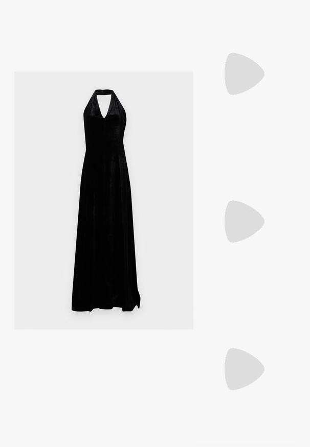 Schwarzes Samt-Halterkleid mit tiefem V-Ausschnitt und bodenlanger Rock auf weißem Hintergrund.; Silberne High-Heels-Sandalen mit dünnen Riemen, verziert mit Strasssteinen, mit einem eleganten Design und einer spitzen Zehenpartie.; Kleine rechteckige dunkelgraue Clutch, verziert mit klaren Strasssteinen in einem strahlenförmigen Muster und einem silbernen Kettenriemen.; Silberfarbene Ohrringe mit mehreren klaren Kristallgemmen in Tropfen- und Marquiseformen, mit Klappverschluss und kunstvollen Details.