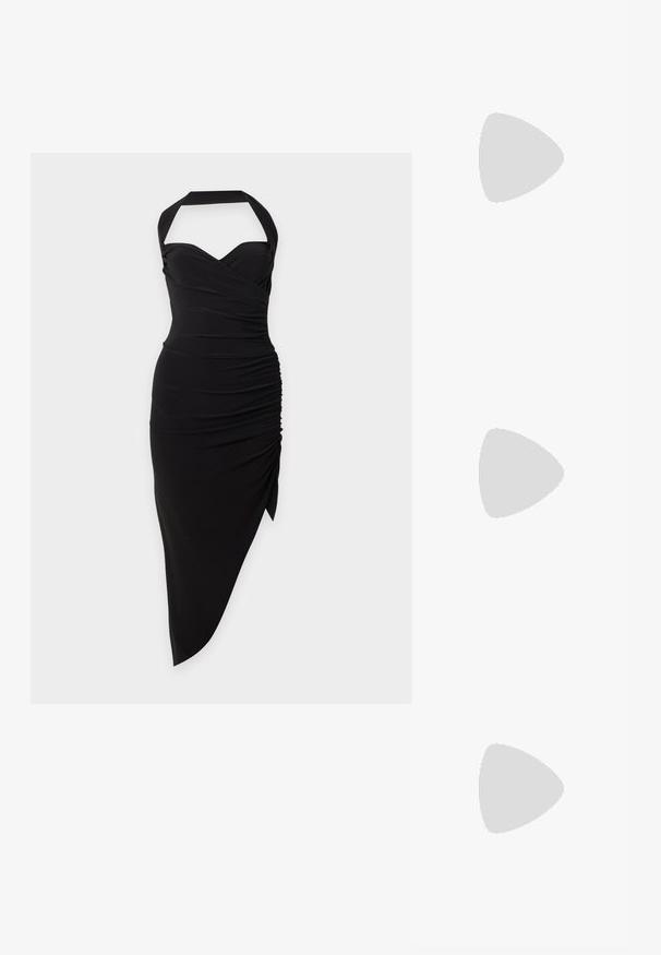 Vestido negro de cuello halter con escote corazón, lateral fruncido y bajo asimétrico sobre un fondo liso claro.; Sandalia negra de cuero para mujer con tiras finas, un lazo para el dedo del pie, hebilla en el tobillo y tacón de aguja de altura media sobre un fondo neutro.; Pequeño bolso de mano con patrón geométrico en dorado y negro, marco metálico dorado, cierre de bola negro y una corta correa de cadena dorada.; Pendientes de aro grueso en oro con un diseño tubular ligeramente retorcido y cierre de presión, sobre un fondo blanco.